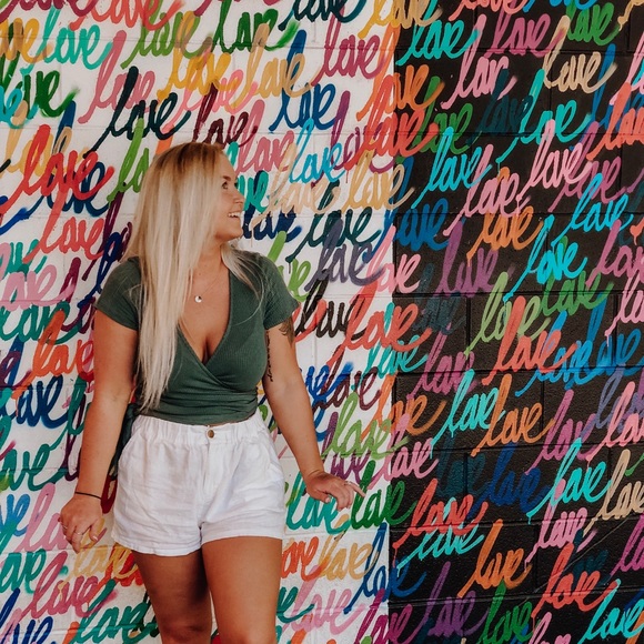 Meet your Posher, Lauren - Picture 2 of 4